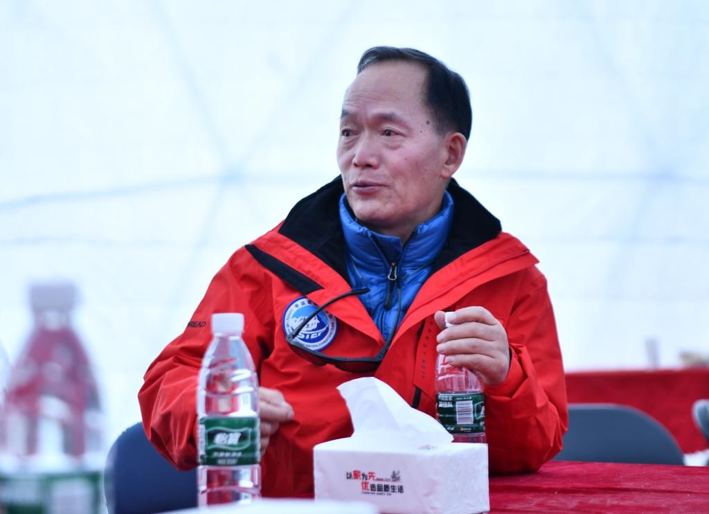 中國科學(xué)院院士、第二次青藏科考隊隊長姚檀棟在卓奧友峰登山大本營（9月29日攝）。新華社記者晉美多吉 攝