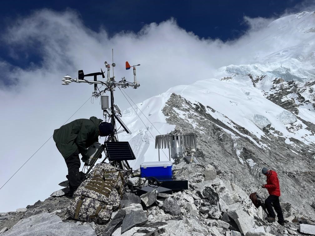 科考隊員在海拔6450米架設(shè)自動氣象站（9月25日攝）。（圖片由第二次青藏科考隊科考隊員提供）