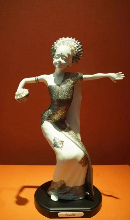 2013年10月，時任印度尼西亞總統(tǒng)蘇西洛贈送習近平主席的鑲錫瓷塑舞者。