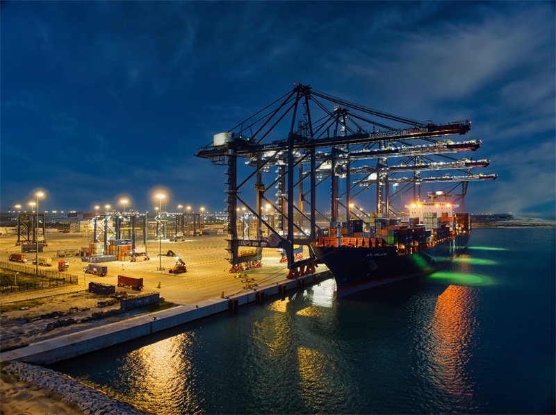萊基港實(shí)行7×24小時(shí)裝卸作業(yè)機(jī)制。受訪者供圖