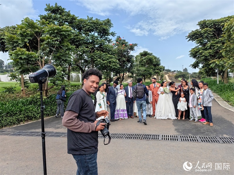 一對(duì)新人和親友在亞的斯亞貝巴友誼廣場(chǎng)合影。人民網(wǎng)記者 陳星星攝