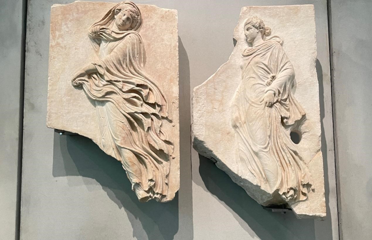 出自酒神劇場的浮雕，刻畫了舞者的形象。人民網(wǎng)記者 郭冠華攝