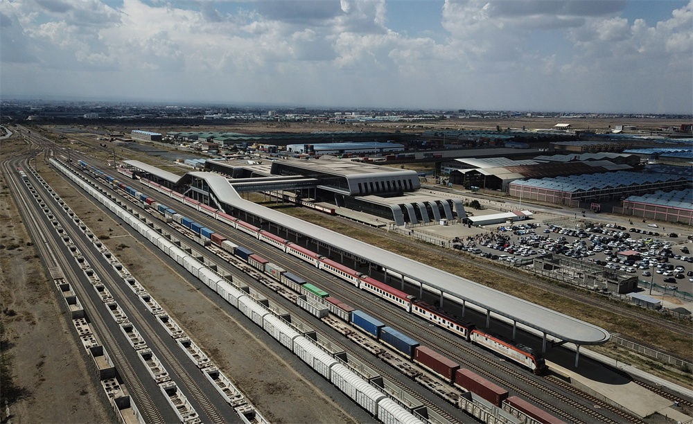 這是在肯尼亞首都內(nèi)羅畢拍攝的蒙內(nèi)鐵路內(nèi)羅畢站（9月20日攝，無人機(jī)照片）。新華社記者 韓旭 攝