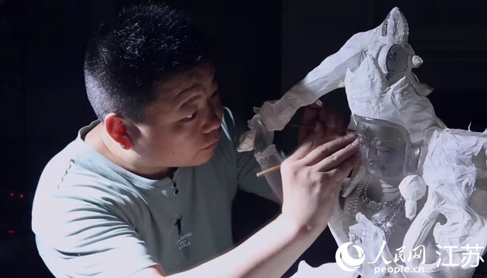 正在精雕細(xì)琢的東海水晶。 人民網(wǎng) 范堯攝