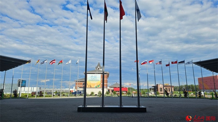 中白工業(yè)園內(nèi)，多國(guó)國(guó)旗飄揚(yáng)。園區(qū)已有來(lái)自16個(gè)國(guó)家和地區(qū)的企業(yè)入駐。人民網(wǎng)記者 朱虹攝