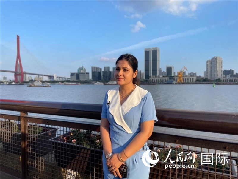 孟加拉國(guó)Channel24電視頻道主持人伊斯拉特·阿敏在上海市楊浦濱江接受采訪。 人民網(wǎng)記者 張榮攝