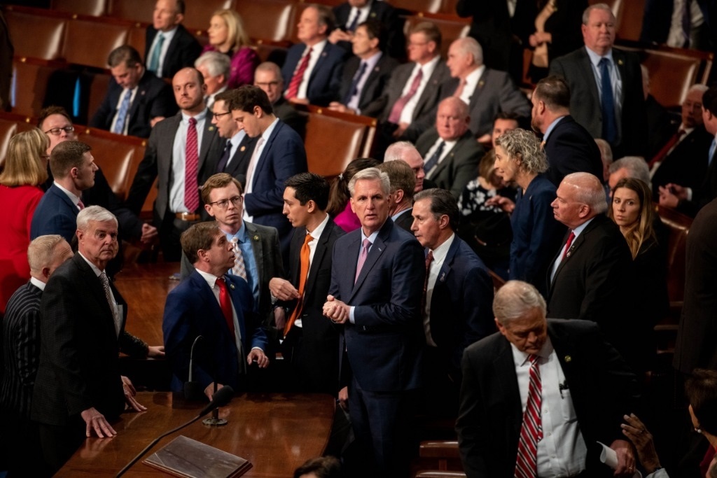 這是1月6日在美國華盛頓國會(huì)拍攝的凱文·麥卡錫（中）。新華社記者劉杰攝