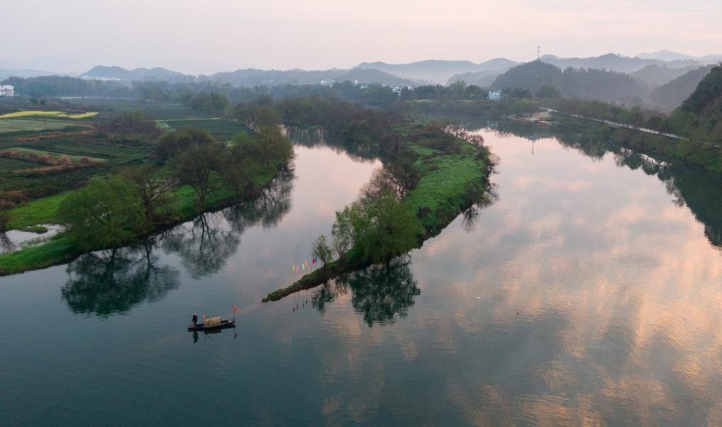 2021年3月15日拍攝的婺源月亮灣旅游公園，石門自然村坐落于此。新華社記者 胡晨歡 攝