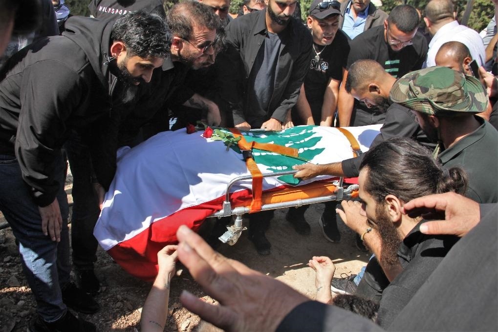 10月14日，黎巴嫩南部希亞姆鎮(zhèn)，黎巴嫩記者和民眾為在以色列轟炸中死亡的攝影記者伊薩姆·阿卜杜拉送葬。新華社發(fā)（塔希爾·阿布·哈姆丹攝）