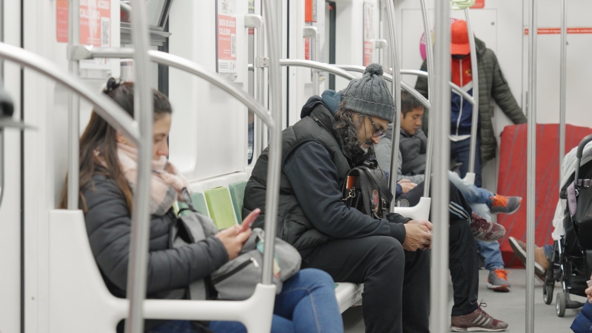 阿根廷布宜諾斯艾利斯市，乘客們乘坐A線地鐵從郊區(qū)前往市內(nèi)。人民網(wǎng)記者 張若涵攝