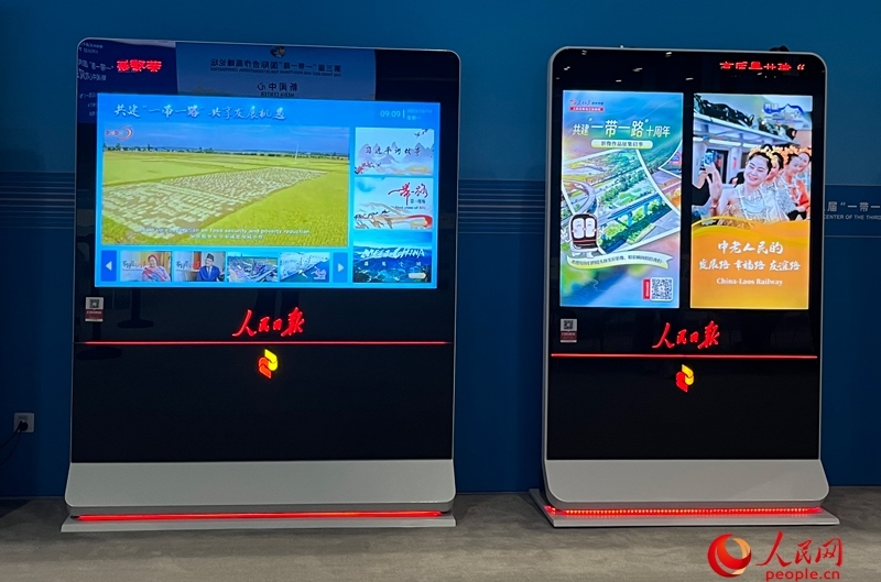 位于新聞中心的人民日報(bào)電子閱報(bào)欄。人民網(wǎng)記者 杜燕飛攝