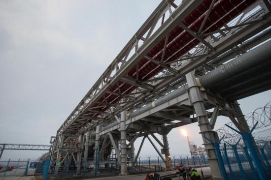 這是2018年8月8日在俄羅斯薩別塔拍攝的中俄亞馬爾項(xiàng)目輸氣管道。（新華社記者吳壯攝）