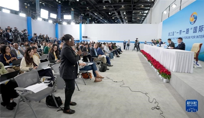 10月16日，第三屆“一帶一路”國(guó)際合作高峰論壇新聞中心在北京國(guó)家會(huì)議中心舉行首場(chǎng)吹風(fēng)會(huì)，邀請(qǐng)自然資源部國(guó)際合作司和相關(guān)單位負(fù)責(zé)人介紹有關(guān)情況，并回答記者提問(wèn)。新華社記者 王毓國(guó)攝