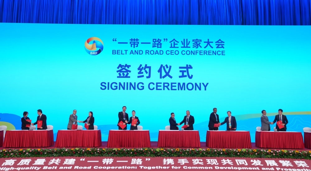 “一帶一路”企業(yè)家大會簽約儀式現(xiàn)場（2023年10月17日攝）。