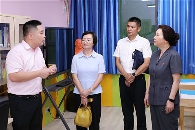 圖③：“小公民法律課堂”開講前，全國人大代表殷其龍（右二）、重慶市人大代表李自玲（左二）聽取楊家坪中學(xué)負(fù)責(zé)人關(guān)于未成年人思想教育工作情況的介紹。