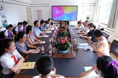 圖⑤：法治宣講結(jié)束后，重慶五中院組織召開座談會，聽取人大代表和朵力小學(xué)教師、家長代表對法院未成年人保護(hù)工作的意見建議。