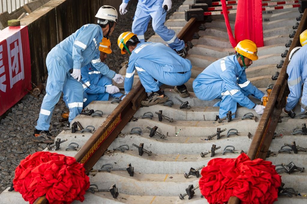 3月31日，在印度尼西亞雅加達(dá)雅萬高鐵哈利姆車站，工人鋪設(shè)雅萬高鐵全線最后一根鋼軌。