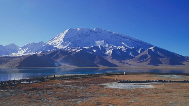 喀拉庫勒湖。中國鐵路烏魯木齊局集團有限公司供圖