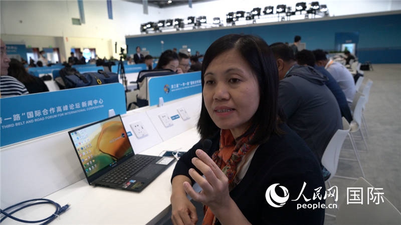 越南之聲廣播電臺記者胡鴻行（音譯，H? H?ng H?nh）與記者交談。人民網(wǎng) 楊春燕攝