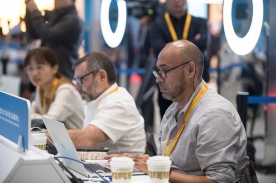 10月17日，記者在“一帶一路”國際合作高峰論壇新聞中心工作。新華社記者 張豪夫 攝