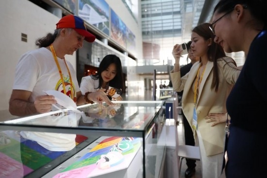 10月16日，參會記者在“一帶一路”國際合作高峰論壇新聞中心參觀展示的中國非物質(zhì)文化遺產(chǎn)展品。新華社記者 陳斌 攝