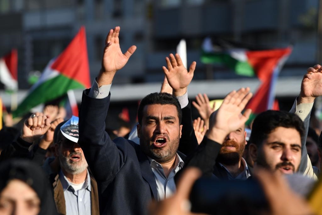 10月18日，人們在伊朗德黑蘭舉行集會。當(dāng)日，突尼斯、土耳其、伊朗等多國民眾舉行集會，表達(dá)對巴勒斯坦人民的支持，并譴責(zé)針對加沙城醫(yī)院的襲擊。新華社記者 沙達(dá)提 攝