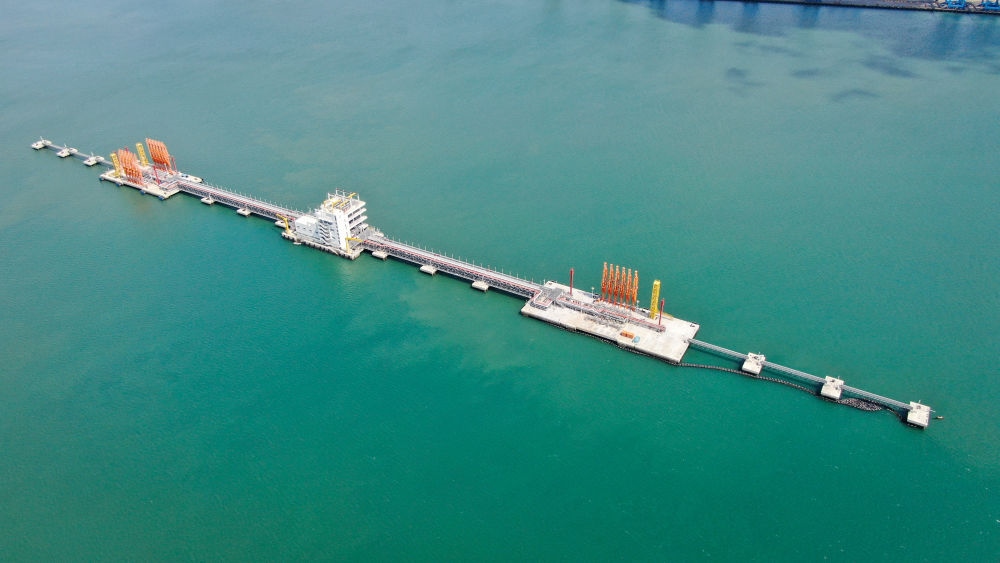 這是肯尼亞蒙巴薩油碼頭（2023年9月20日攝，無人機(jī)照片）。新華社發(fā)（中國交通建設(shè)股份有限公司肯尼亞蒙巴薩新建油碼頭項(xiàng)目部供圖）