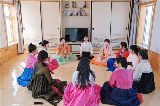 2023年6月，楊麗娜（后中）對(duì)擔(dān)任民宿管家的光東村村民們進(jìn)行標(biāo)準(zhǔn)化培訓(xùn)。（新華社記者金津秀攝）