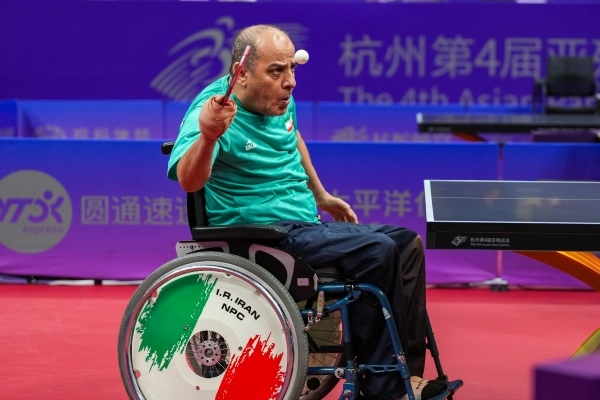 10月23日，杭州第4屆亞殘運會乒乓球男子單打Class2小組循環(huán)賽舉行。圖為伊朗隊選手哈桑·簡費尚在比賽中。圖片來源：杭州亞殘組委會