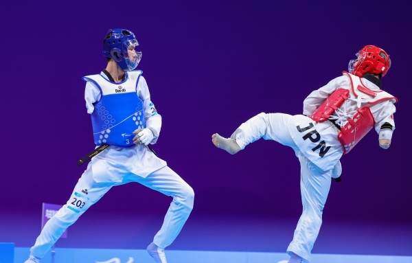 10月23日，杭州第4屆亞殘運會跆拳道男子K44級58公斤級銅牌賽舉行。圖為烏茲別克斯坦隊選手桑賈貝克·穆赫托羅夫(左)和日本隊選手阿渡健太在比賽中。圖片來源：杭州亞殘組委會