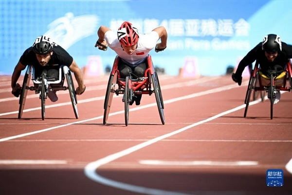 10月23日，中國選手龔文浩（左二）在杭州第4屆亞殘運會男子100米-T34決賽的比賽中。他以15秒55的成績獲得該項目銀牌。新華社記者 江漢攝