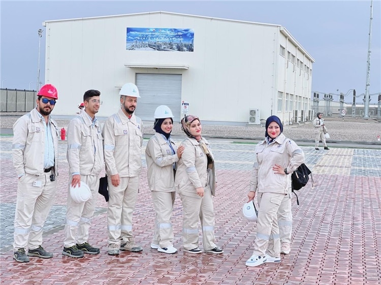 部分伊拉克員工合影。中國(guó)石油工程建設(shè)有限公司供圖