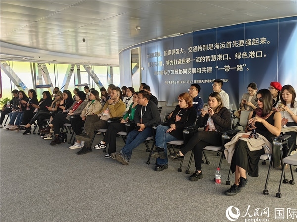 外媒記者探訪天津港北疆港區(qū)C段智能化集裝箱碼頭。人民網(wǎng)記者 符園園攝