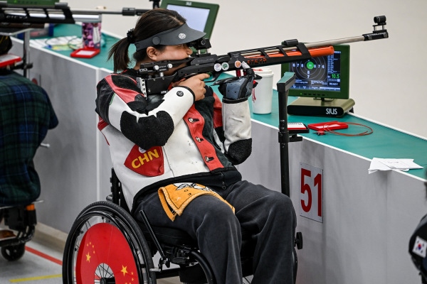 10月23日，杭州第4屆亞殘運(yùn)會(huì)射擊(R2)SH1級(jí)女子10米氣步槍立射資格賽舉行。圖為中國(guó)隊(duì)選手張翠平在比賽中。圖片來(lái)源：杭州亞殘組委