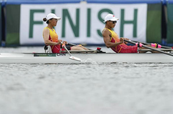 2021年8月29日，在東京殘奧會(huì)賽艇項(xiàng)目PR2級(jí)混合雙人雙槳決賽中，中國(guó)組合劉爽/蔣繼劍獲得銅牌。圖為劉爽（左）/蔣繼劍在比賽中。新華社記者 胡虎虎攝（資料圖）