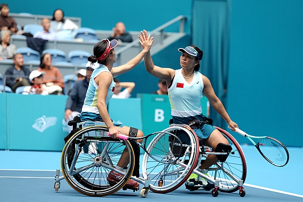 10月25日，杭州亞殘運會輪椅網(wǎng)球女雙決賽，中國組合朱珍珍(右)/郭珞瑤慶祝得分。人民網(wǎng)記者 胡雪蓉攝