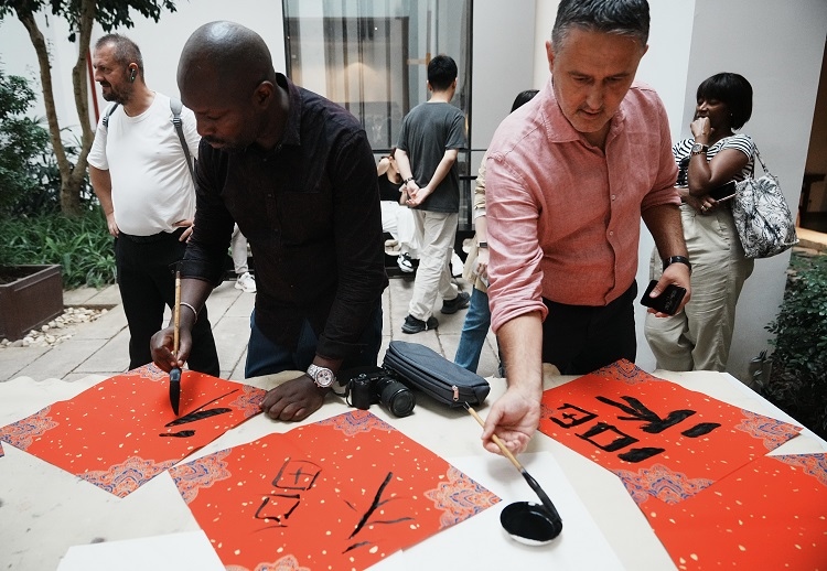 首屆國際傳播“絲路獎(jiǎng)”獲獎(jiǎng)代表等在廣州市荔灣區(qū)永慶坊參加文化交流活動。楊爍壁、王燕攝影報(bào)道