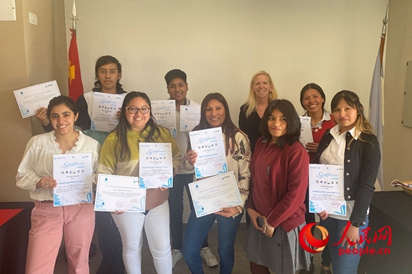 社區(qū)工作專家莫伊拉（后排右二）向“中文工坊”第二期培訓(xùn)班部分結(jié)業(yè)學(xué)員頒發(fā)由薩爾塔省教育部簽發(fā)的結(jié)業(yè)證書。人民網(wǎng)記者 吳思萱攝