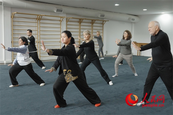 阿根廷武術(shù)俱樂部協(xié)會副會長陳敏正在教學(xué)。人民網(wǎng)記者 張若涵攝