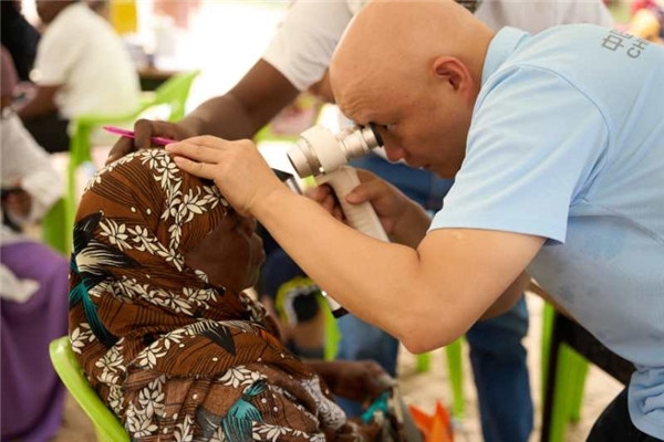 醫(yī)療隊(duì)為當(dāng)?shù)鼗颊吡x診。中國援桑醫(yī)療隊(duì)供圖