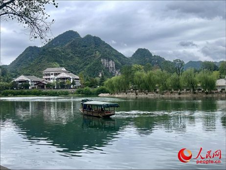 秋日的邊城鎮(zhèn)，青山滴翠、碧水含情。人民網(wǎng) 周靜圓攝