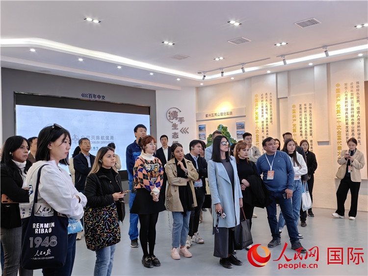 媒體記者探訪薊州礦山生態(tài)修復(fù)項(xiàng)目。人民網(wǎng)記者 符園園攝