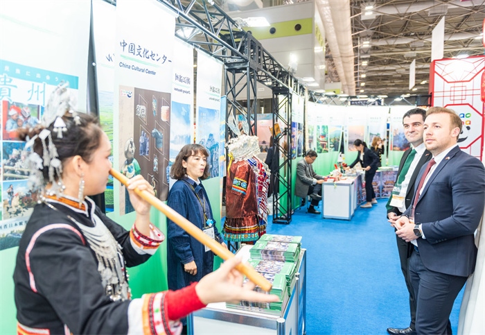 日本國際旅游博覽會中國展館的黎族非遺項(xiàng)目“鼻簫”表演。圖片由中國駐東京旅游辦事處提供