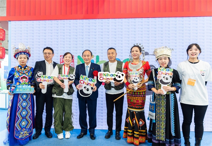 日本前首相菅義偉在中國展館參觀。圖片由中國駐東京旅游辦事處提供