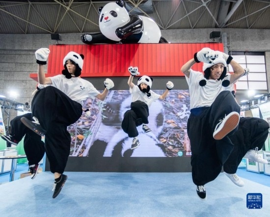  10月29日，街舞隊在日本大阪國際會展中心中國館表演街舞。新華社發(fā)（中國駐大阪旅游辦事處供圖）