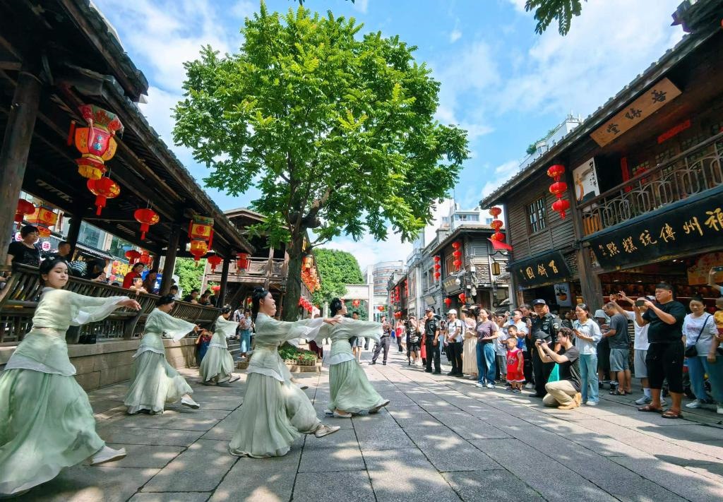 國慶節(jié)期間，福州市三坊七巷歷史文化街區(qū)上演《尋夢閩都》快閃。新華社發(fā)