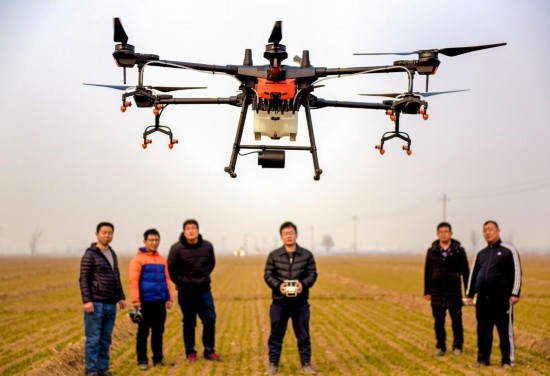 2019年2月25日，無人機(jī)教員（右三）在河北省衡水市冀州區(qū)徐莊鄉(xiāng)北榆林村為村民做植保無人機(jī)飛行操作技能培訓(xùn)。新華社記者 李曉果 攝