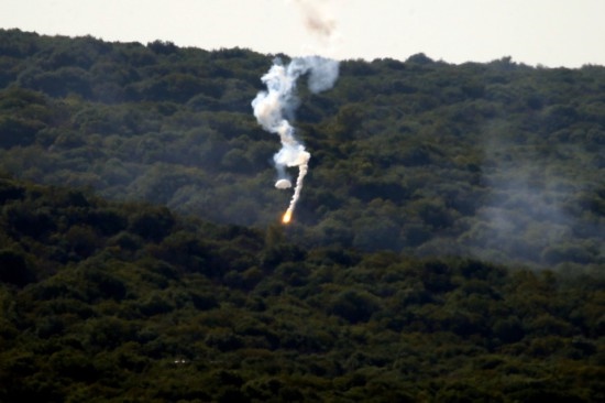 10月28日，閃光彈落在黎巴嫩納古拉樹林中燃起濃煙。新華社發(fā)（阿里·哈希紹攝）