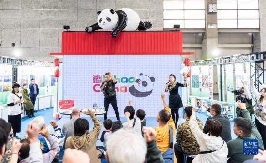  10月29日，游客在日本大阪國際會展中心中國館參與中國旅游知識問答活動。新華社發(fā)（中國駐大阪旅游辦事處供圖）