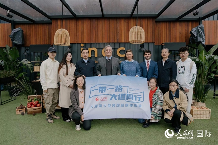 在烏拉圭第118屆普拉多牧農(nóng)業(yè)國(guó)際博覽會(huì)上，烏拉圭國(guó)家肉類協(xié)會(huì)主席與人民網(wǎng)記者合影。人民網(wǎng)記者 張若涵攝